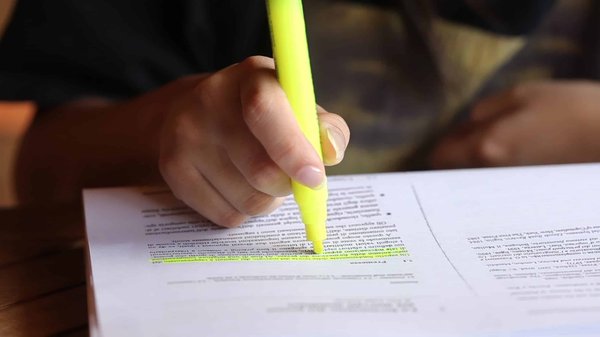 Comment choisir et appliquer un highlighter pour un effet glowy naturel?