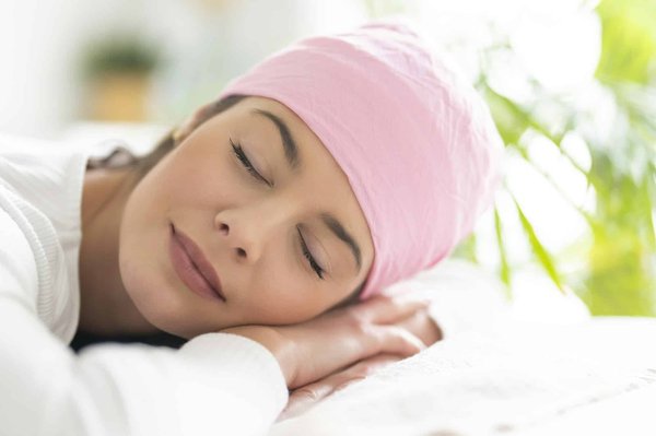 Quelles matières de foulard privilégier pour protéger ses cheveux du soleil estival?