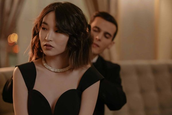 Astuces pour bien choisir et porter des bijoux en turquoise avec des tenues estivales