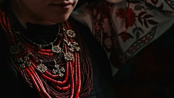 Bijoux en bois : comment porter des accessoires faits en bois ?